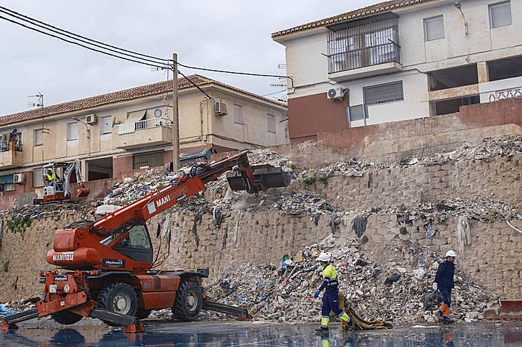 Los operarios actúan ya en las pistas deportivas.