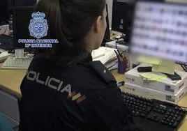 Una agente de la Policía Nacional especializada en ciberdelincuencia.