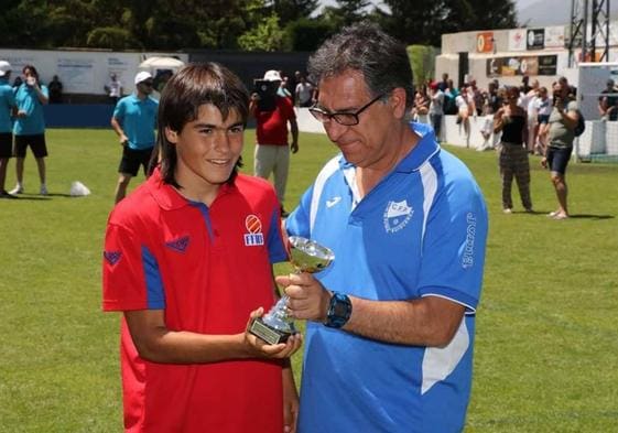 El ahora rojiblanco recibiendo el galardón en la Pyrenees Cup.