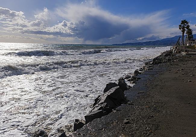 Las imágenes de un nuevo destrozo en Playa Granaday Salobreña.