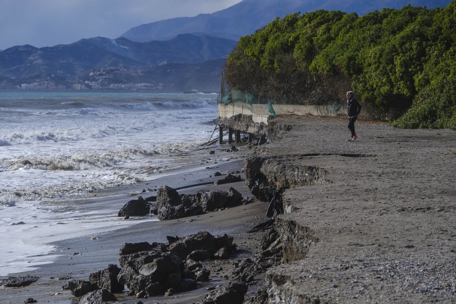 Las imágenes de un nuevo destrozo en Playa Granada y Salobreña