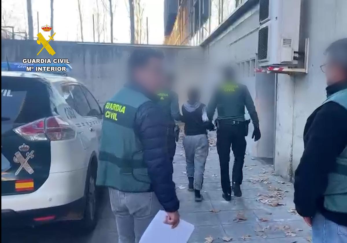 Madre y padrastro «venden» a su hija de 12 años para casarla en Granada