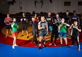 Los luchadores de MMA del club de Maracena, antes de iniciar un entrenamiento.