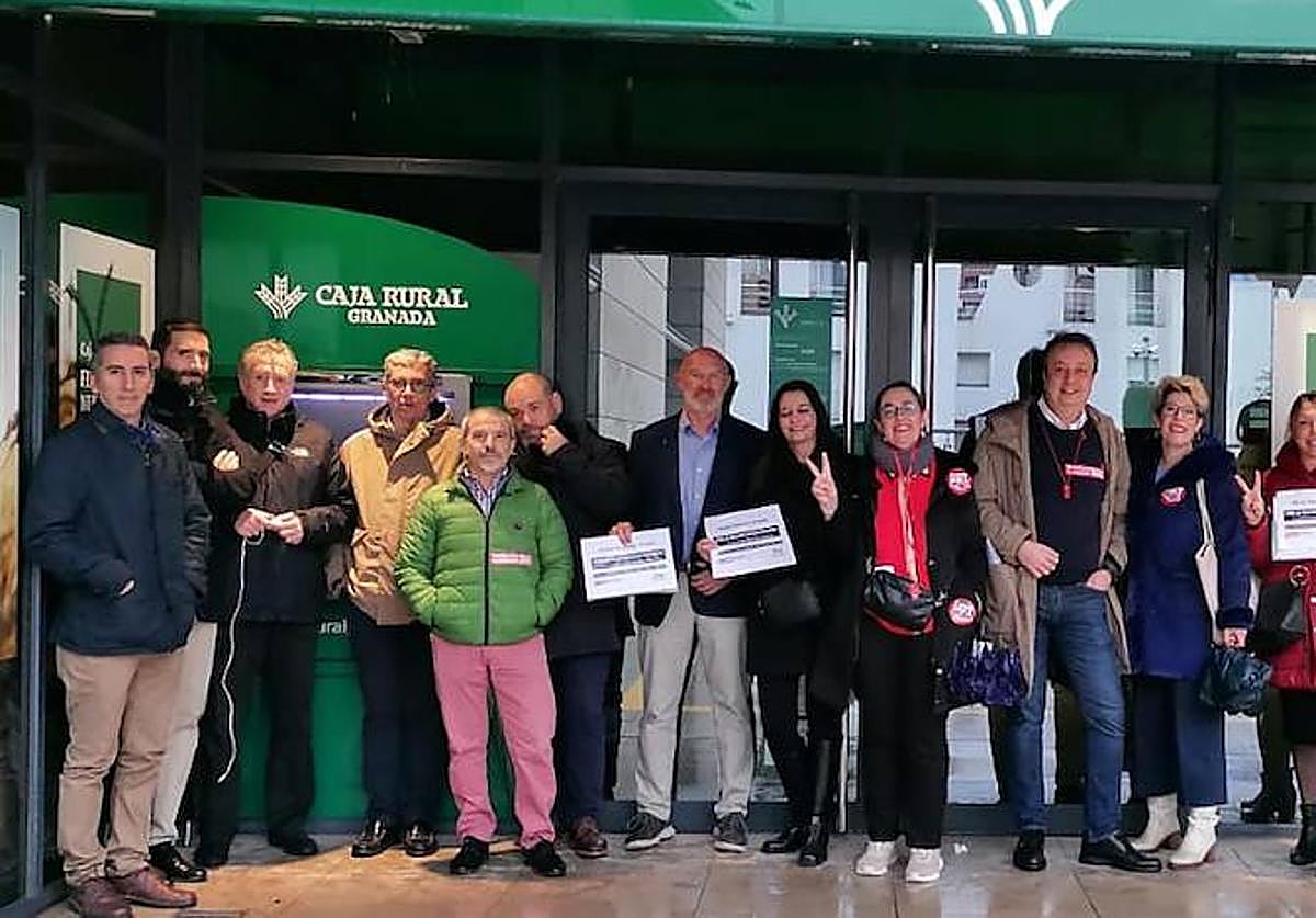 Un piquete informativo en el edificio central de Caja Rural de Granada.