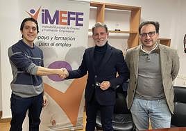 El concejal del IMEFE (izquierda) firmó este mes un convenio con el Grupo Avanza.
