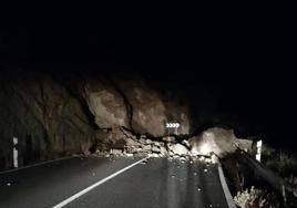 Rocas caídas en la carretera que une Lanjarón con Órgiva.