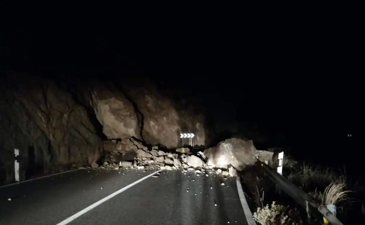 Rocas caídas en la carretera que une Lanjarón con Órgiva.