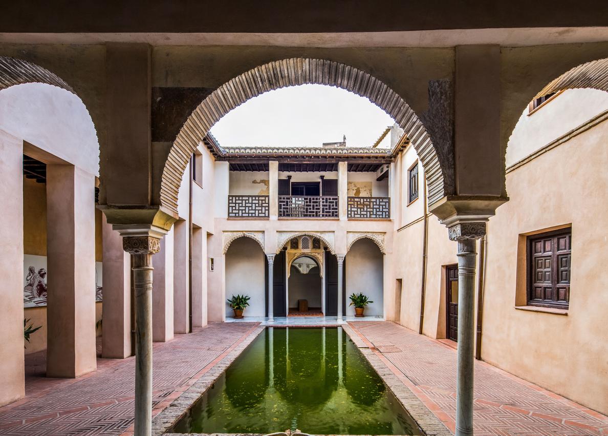 Imagen secundaria 1 - Arriba, el Palacio Dar al-Horra; debajo, alberca de Casa Zafra e interior de El Bañuelo.