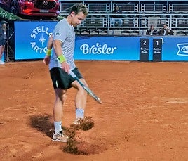Roberto Carballés levanta la tierra tan blanda de la pista.