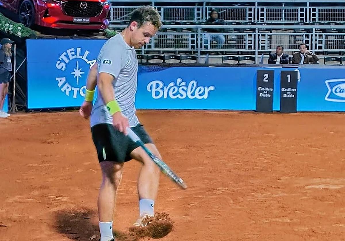 Roberto Carballés levanta la tierra tan blanda de la pista.