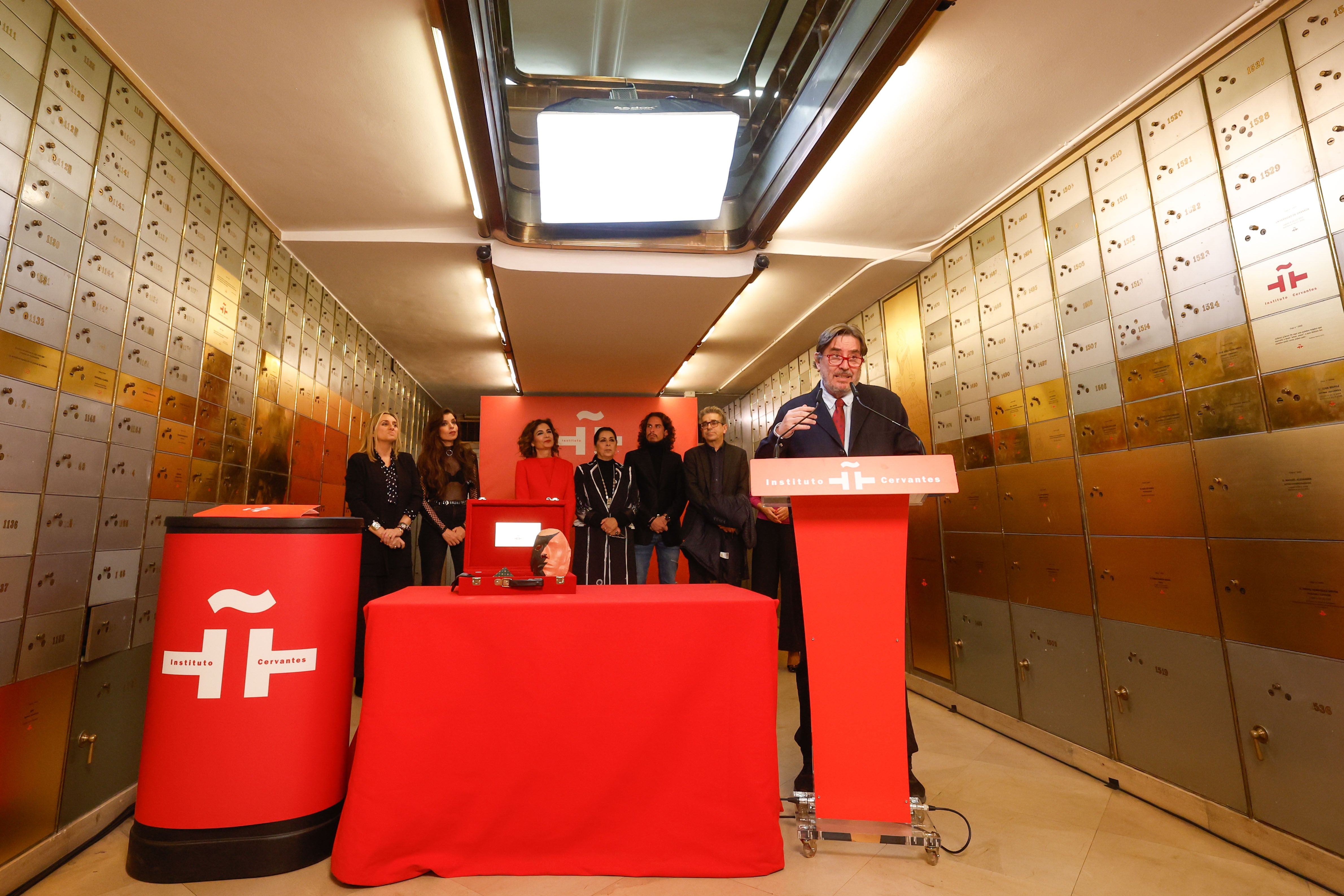 Marifrán Carazo, Soleá Morente, María Jesús Montero, Aurora Carbonell, Kiki Morente, Jordi Martí y, en el atril, Luis GarcíaMontero.