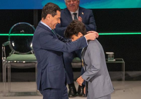 María Pérez recibe la Medalla de Andalucía del Deporte del presidente de la Junta, Juanma Moreno.