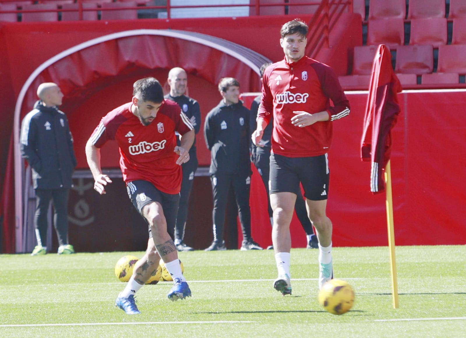 Bruno Méndez, ya recuperado, toca balón en el entrenamiento.