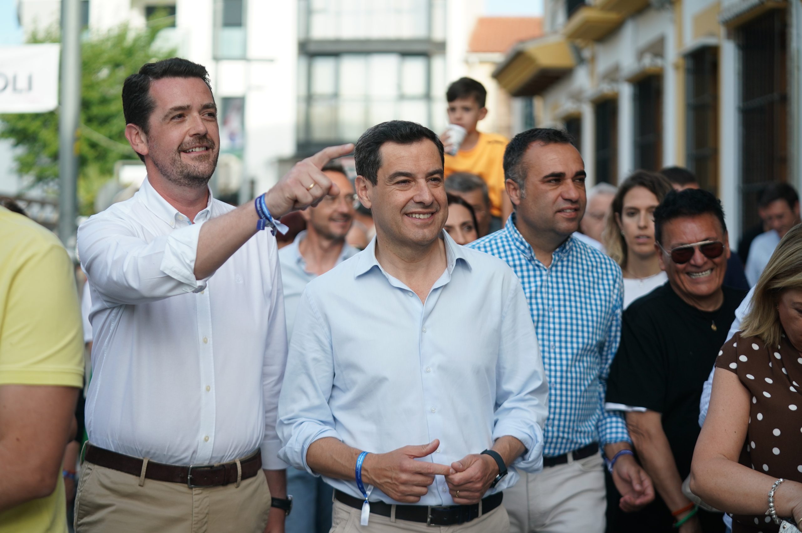 Antonio Membrilla junto a Juanma Moreno y Francis Rodríguez, en un acto del partido.