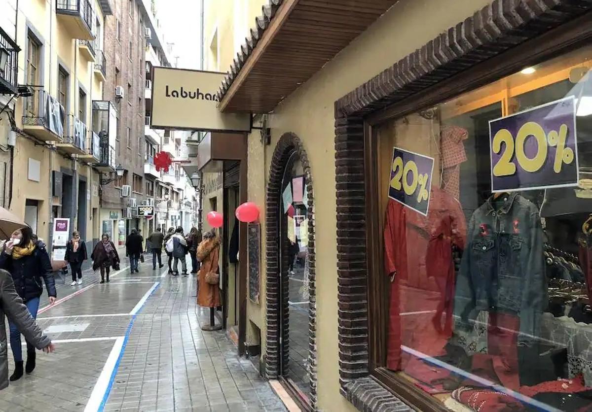 Imagen principal - Un recorrido por las tiendas vintage de Granada: ropa barata y con estilo