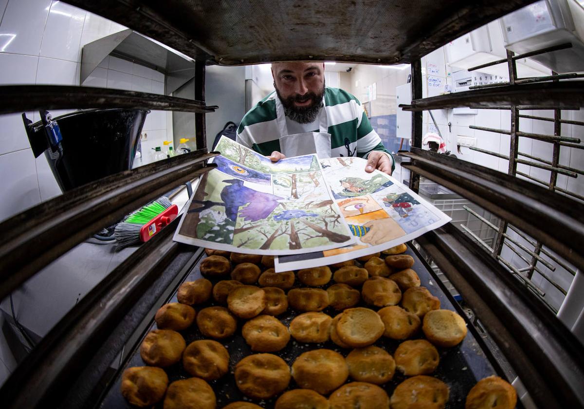 Rafael introduce en el horno de la panadería La Conchi, en calle Molinos, un par de páginas de su cómic.