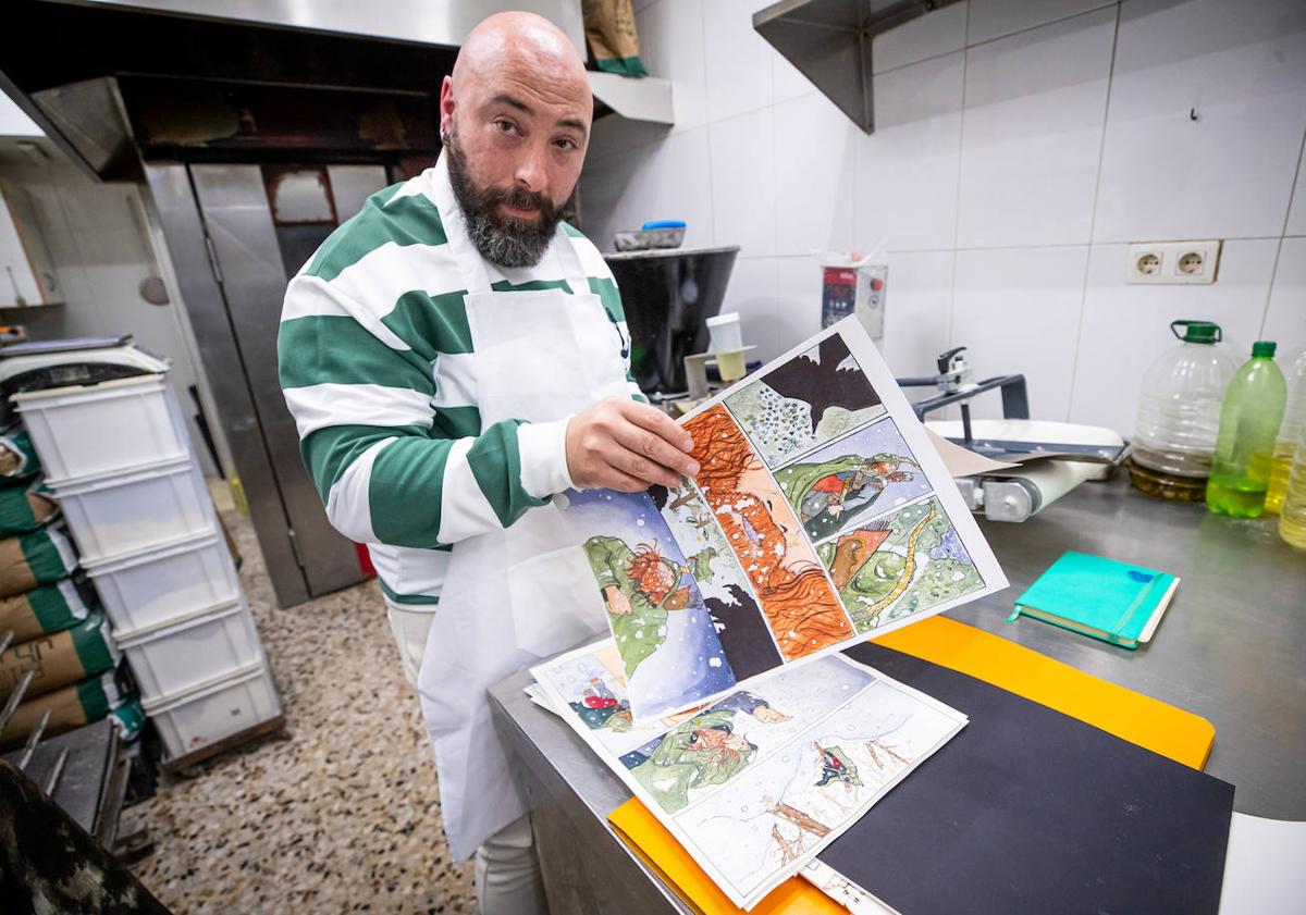 Imagen principal - Rafael, con algunos de sus dibujos en la panaderia La Conchi. 