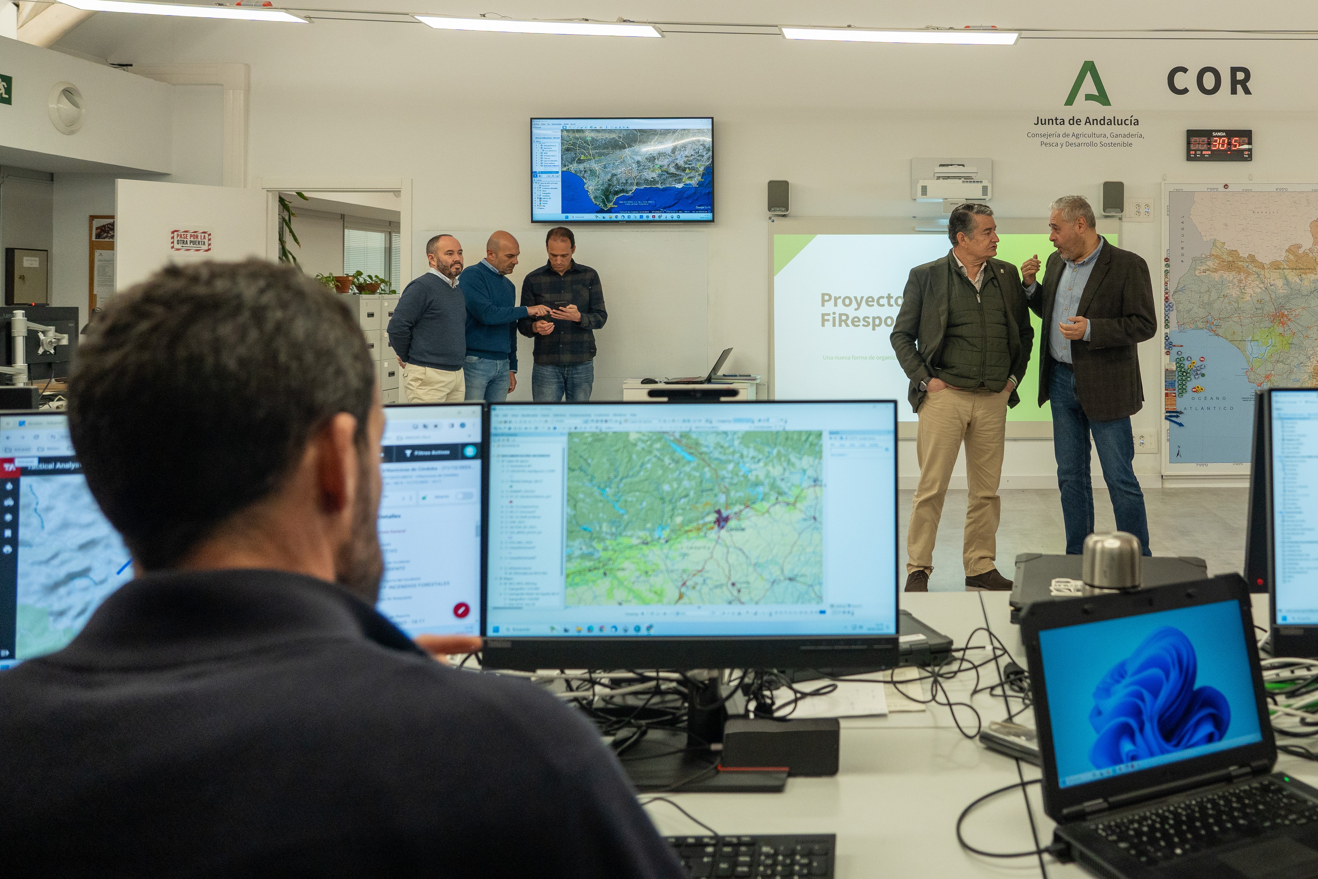 El consejero de la Presidencia, Antonio Sanz, ayer en la sede del Plan Infoca.