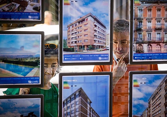 Pisos en una agencia inmobiliaria.