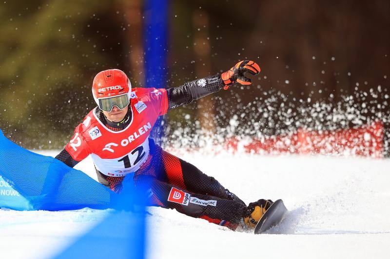 La competición de snowboard cross se inició en Sierra Nevada.