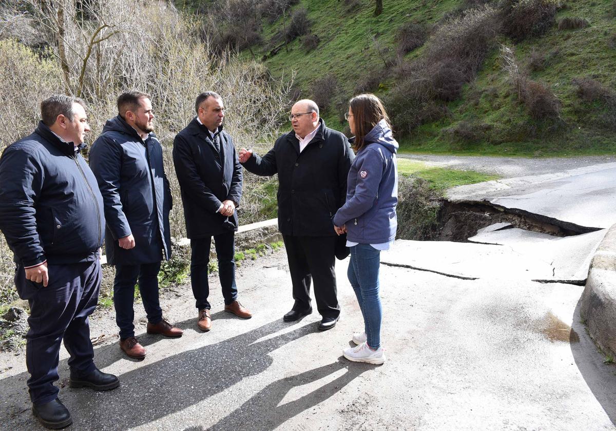 El presidente de la Diputación visita Güéjar Sierra tras afectar las lluvias al puente sobre el río Maitena.