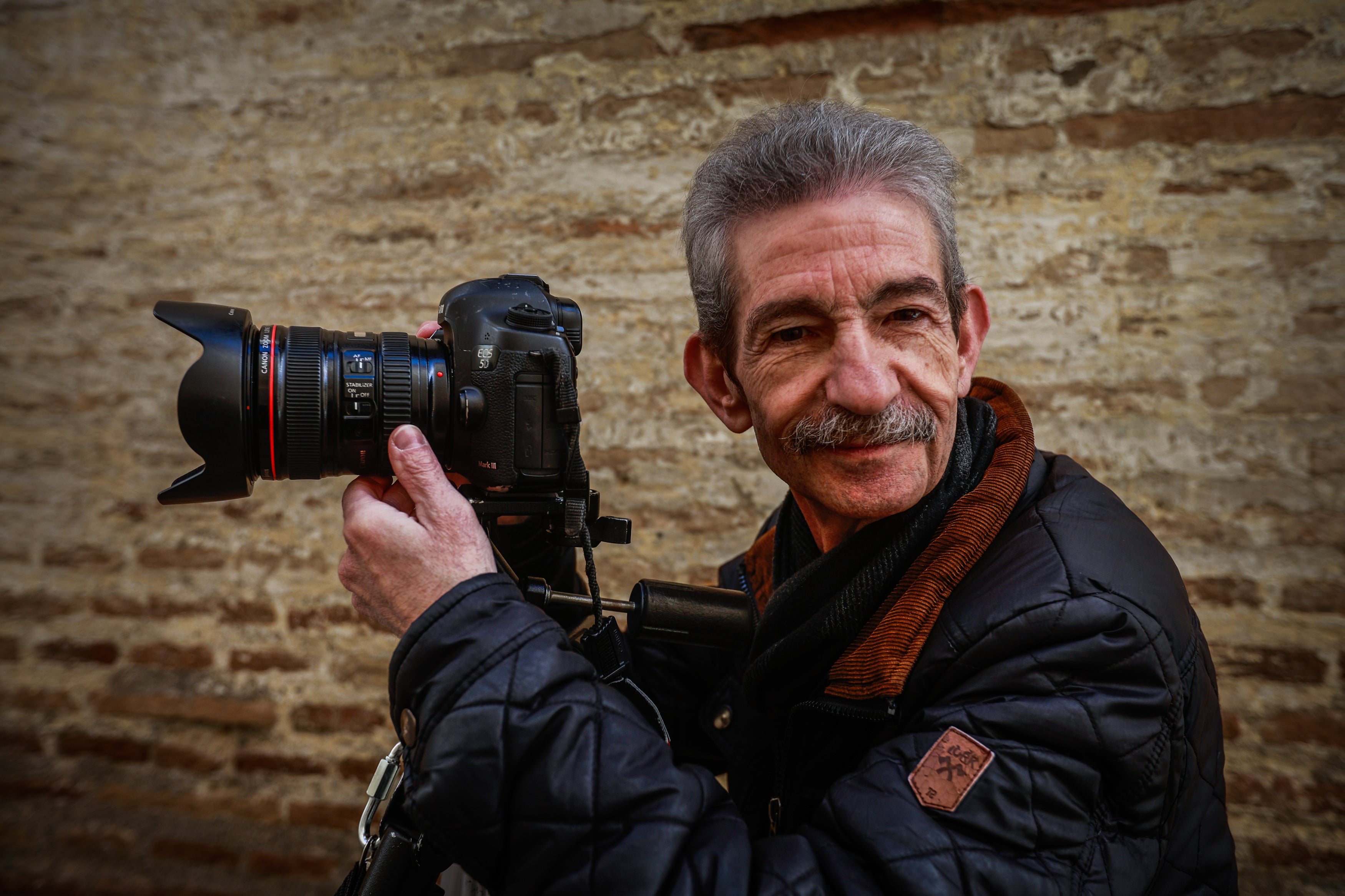 Imagen principal - El fotógrafo y su trabajo cofrade.