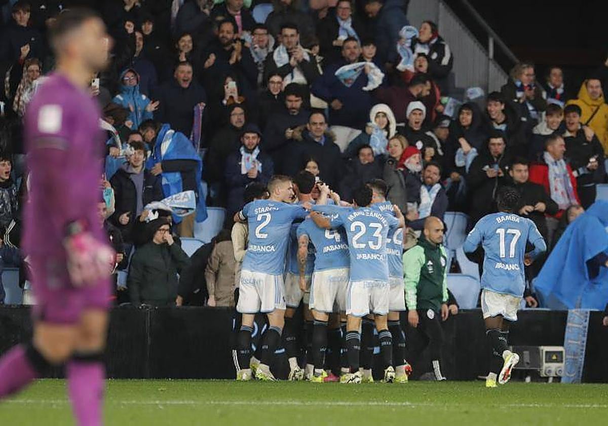 Los futbolistas del Celta de Vigo celebran el gol de Mingueza al Almería.