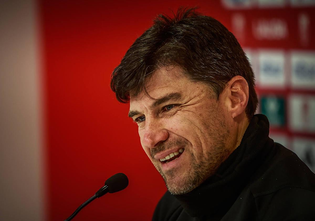 Alexander Medina sonríe durante su comparecencia de prensa.