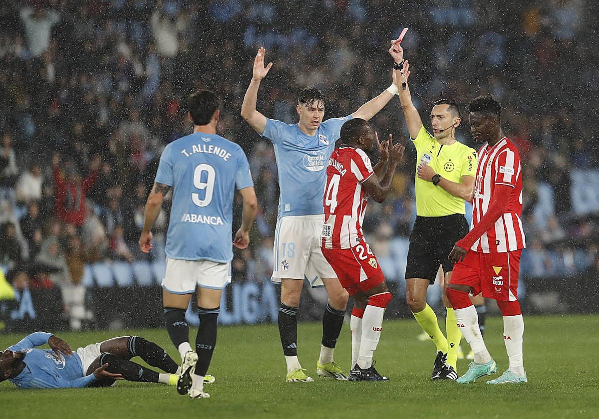 Larsen levanta los brazos mientras Langa ve la roja.