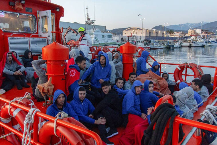 Trasladan a Motril a 41 inmigrantes que han estado una semana varados en la isla de Alborán