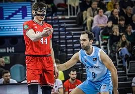 David Kramer miró el aro sin miedo incluso cuando tuvo una máscara, como aquí ante Benite del Palencia. El Covirán necesita su tiro.