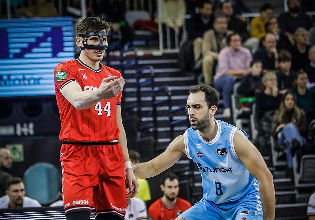 David Kramer miró el aro sin miedo incluso cuando tuvo una máscara, como aquí ante Benite del Palencia. El Covirán necesita su tiro.