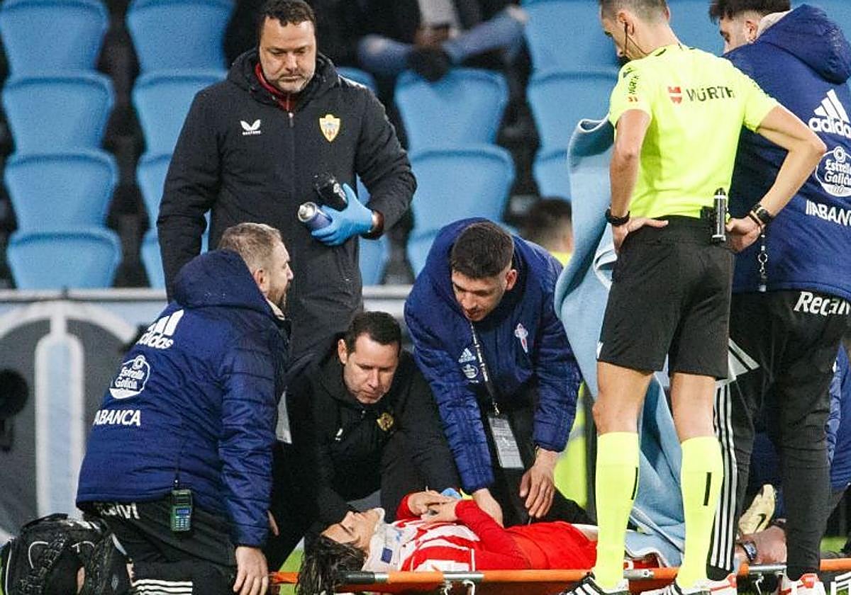 Luka Romero, en camilla y con collarín, no sufre rotura.
