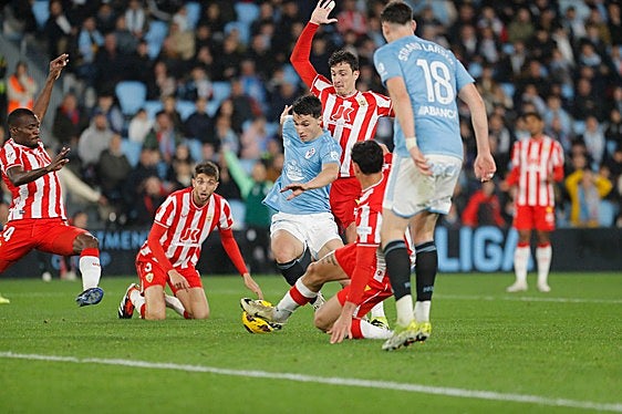 Disputa de una jugada en el Celta - Almería.