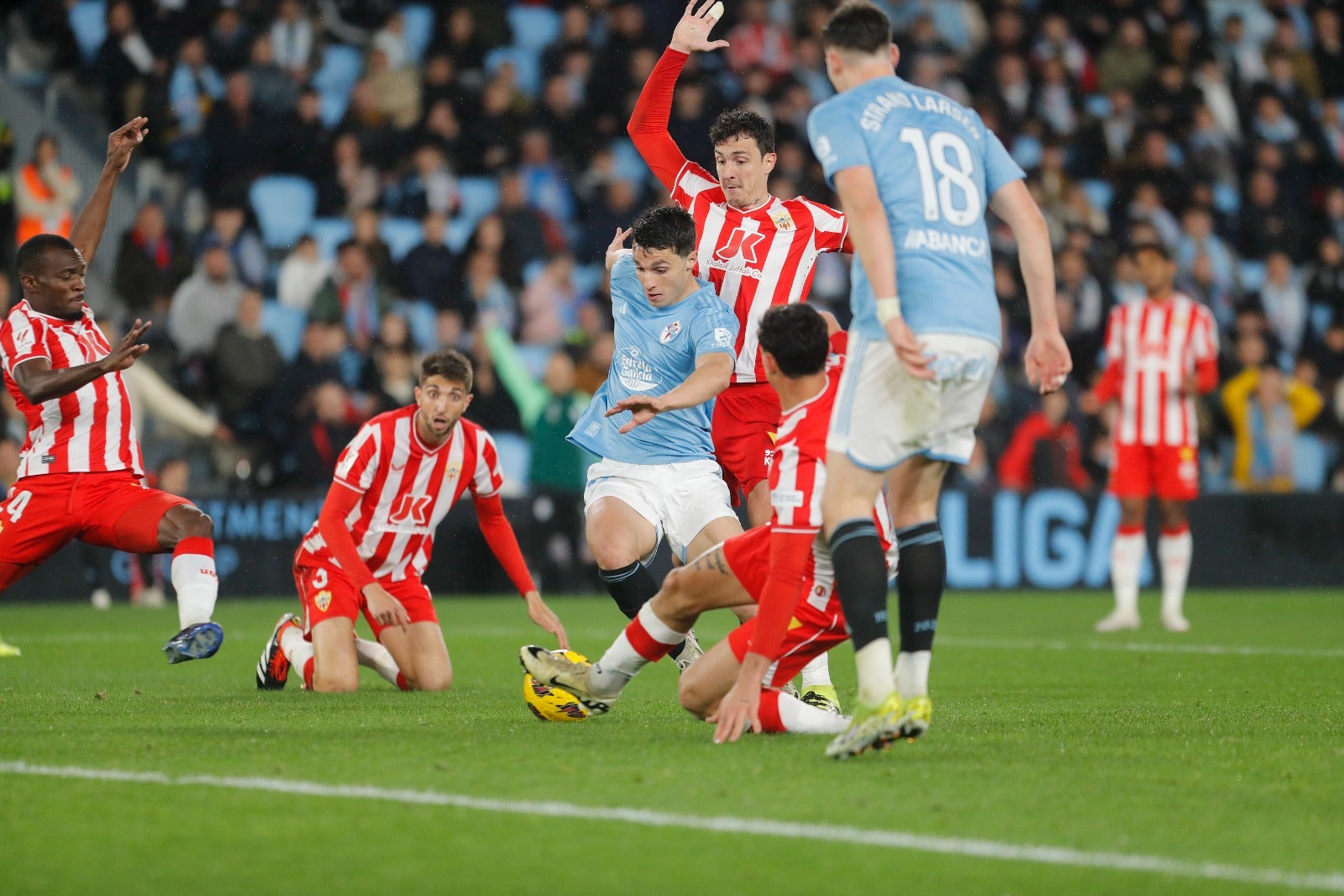 Disputa de una jugada en el Celta - Almería.