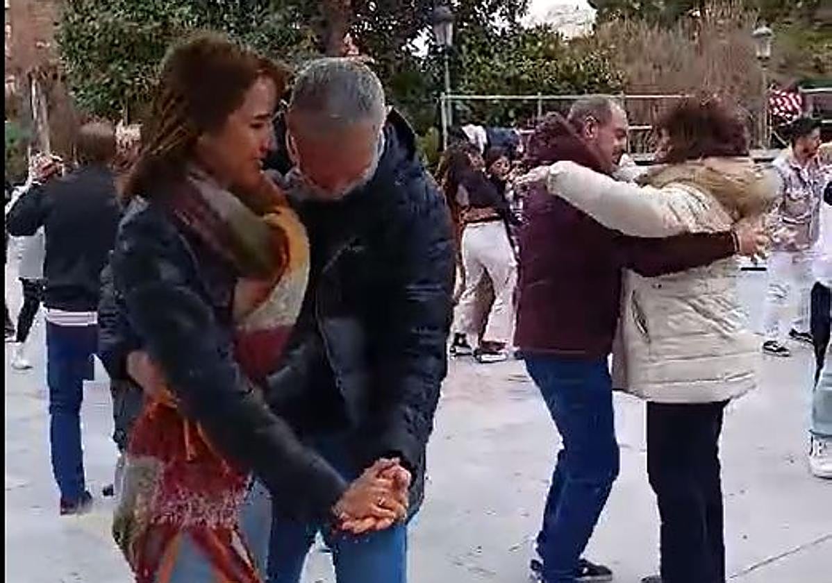 Bailes latinos en el parque de la Concordia calientan motores para el Rumbón