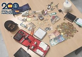 El dinero y material incautado por la Policía Nacional.