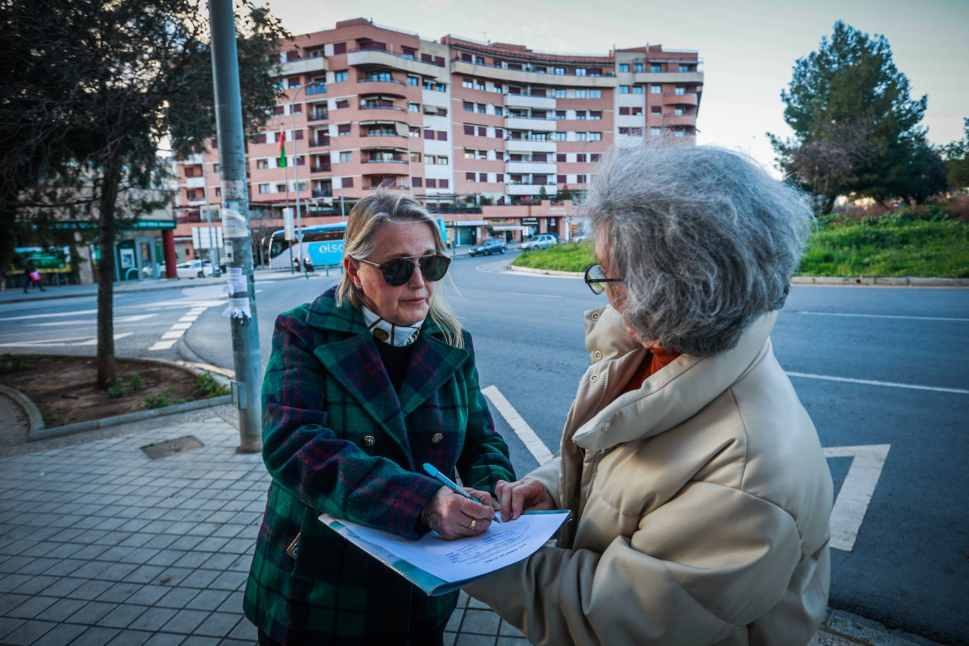 Vecinos de Albayda recogen firmas en señal de rechazo a la ampliazión de la zona azul en sus calles.