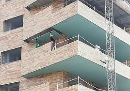 Trabajadores de la construcción, en las obras de un edificio de viviendas.