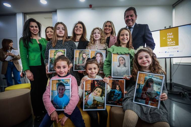 Las pequeñas protagonistas de la campaña junto a la responsable de Comunicación de la empresa patrocinadora Wiber, la concejala de Igualdad, la presidenta de Amega, la alcaldesa y el presidente de Cámara Granada.