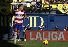 Theo Corbeanu avanza con el balón por banda en el Estadio de la Cerámica.