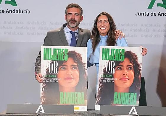 El consejero portavoz, Ramón Fernández-Pacheco, y la titular de Igualdad, Loles López, con los carteles de una campaña institucional por el 8 de marzo.