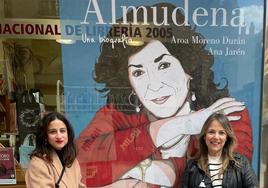 Ana Jarén y Aroa Moreno, ante la portada del libro.