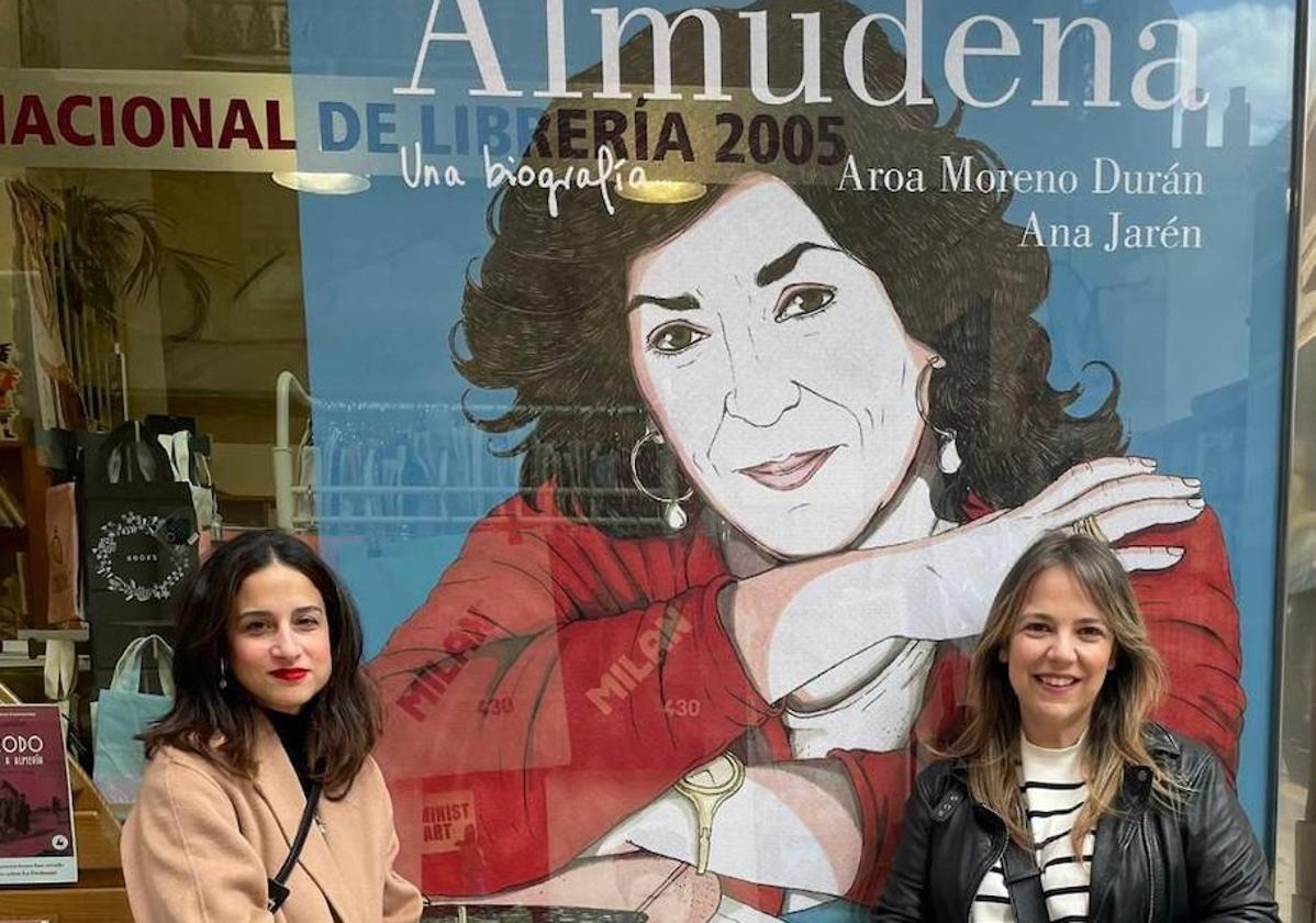 Ana Jarén y Aroa Moreno, ante la portada del libro.