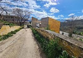 Acceso actual de los camiones de obras y, a la derecha, la Ronda Sur.