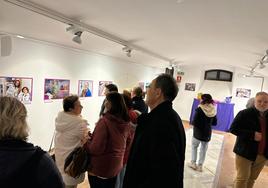 Público en la exposición 'Visibles', de Martos.