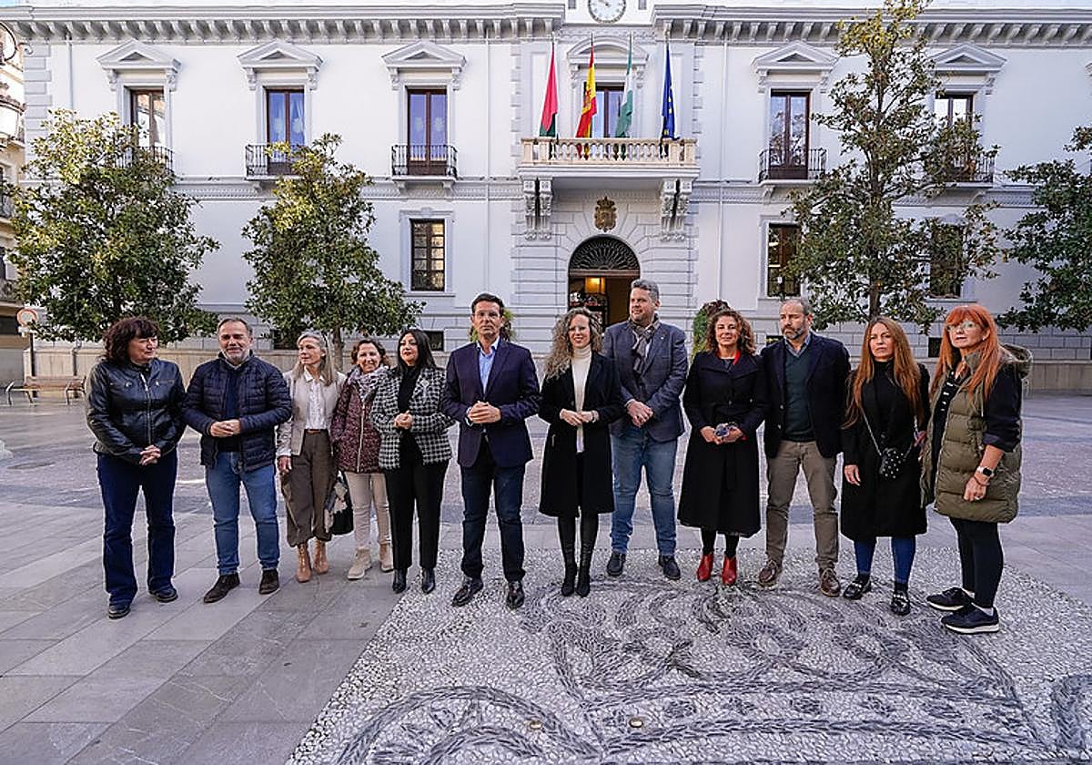 El secretario de Movilidad Sostenible y Transporte del PSOE-A y exalcalde de Granada, Paco Cuenca, y la alcaldesa de Armilla, Loli Cañavate, junto a otros representantes socialistas en los municipios de Maracena, Santa Fe y Albolote,.