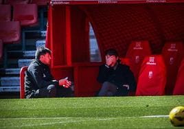 Alexander Medina habla con Matteo Tognozzi durante un entrenamiento la semana pasada en el estadio.