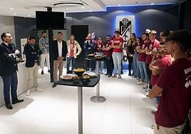 Encuentro del Granada con la peña La Horizontal meses atrás.