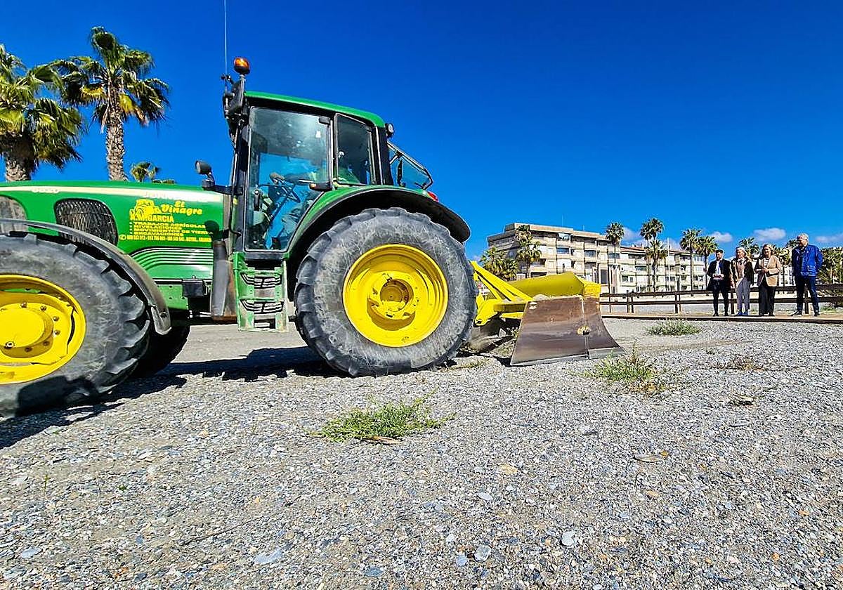 Motril nivela sus playas de cara a Semana Santa